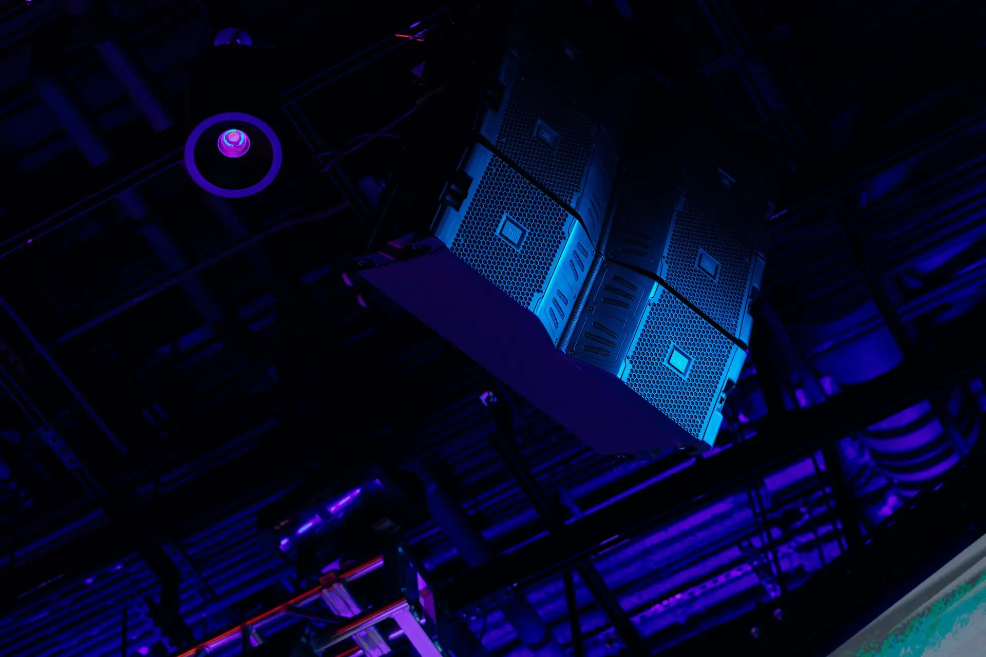 Professional AV rigging and line array speakers